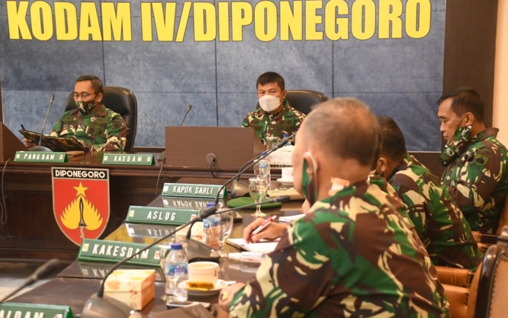 Pangdam IV/Diponegoro Mayjen TNI Bakti Agus Fadjari, S.I.P., M.Si. bersama Kasdam IV/Diponegoro dan para Asisten Kasdam IV/Diponegoro mengikuti Video Conference Taklimat Awal Pengawasan dan Pemeriksaan Tim BPK RI atas Laporan Keuangan Kementerian Pertahanan Tahun 2020 U.O. TNI AD Kodam IV/Diponegoro. Senin, (1/2/2021)