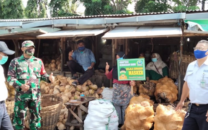 Babinsa Kelurahan Setabelan Koramil 02/ Banjarsari Kodim 0735/Surakarta Serda Rohmad Syukur Dan Serda Narmin  beserta Security pasar dan Linmas kelurahan melaksanakan pengawasan Pemberlakuan Pembatasan Kegiatan Masyarakat (PPKM) bertempat di pasar tradisional pasar legi jl.DI.Panjaitan  Surakarta  Senin,(01/02/2021).