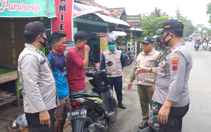 Kapolsek Rowosari AKP Zainal Arifin SH. dan didampingi oleh Kanit provost, Kanit Binmas, Kanit Sabhara, Kasi Humas, Anggota Koramil 2 personil,  Satpol PP 2 personel. Sasaran lokasi  ada 3 tempat yaitu Pasar Rowosari, Pertokoan di Taruna Mart Muhammadiyah Rowosari, Pasar Bulak pada hari Senin, 1/2/2021.