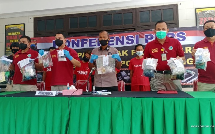 Ditresnarkoba Polda Jateng pagi ini melaksanakan Konferensi Pers ungkap kasus Narkoba Tahun 2020 dan 2021 yang ditangani oleh Ditresnarkoba Polda Jateng dan Satresnarkoba Polres jajaran di Halaman Ditresnarkoba Polda Jateng Jl. Tanah Putih Kota Semarang, Selasa (2/2/21)