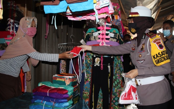 Kasat Lantas AKP Pipit Witianingsih, S.I.K., M.H.,membagikan masker 