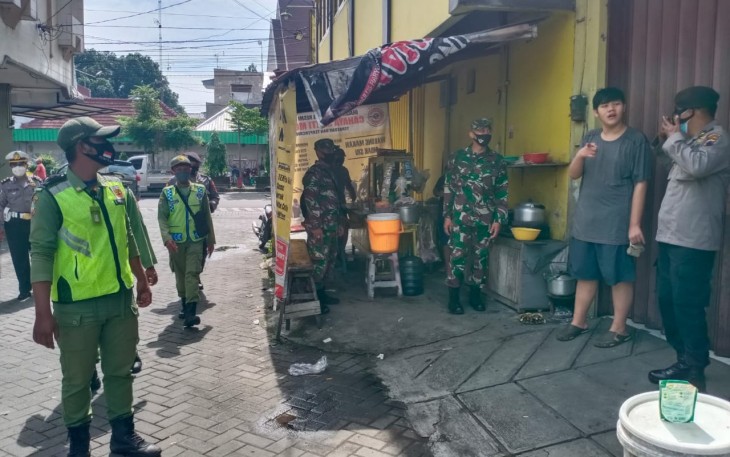 Bati Komsos Koramil 03/Serengan Kodim 0735 Surakarta Pelda Tukiman bersinergi dengan Polsek Serengan dan Linmas adakan Operasi Yustisi yang dipimpin oleh AKP Didik Noer Tjahyo Wakapolsek Serengan, (02/02) 