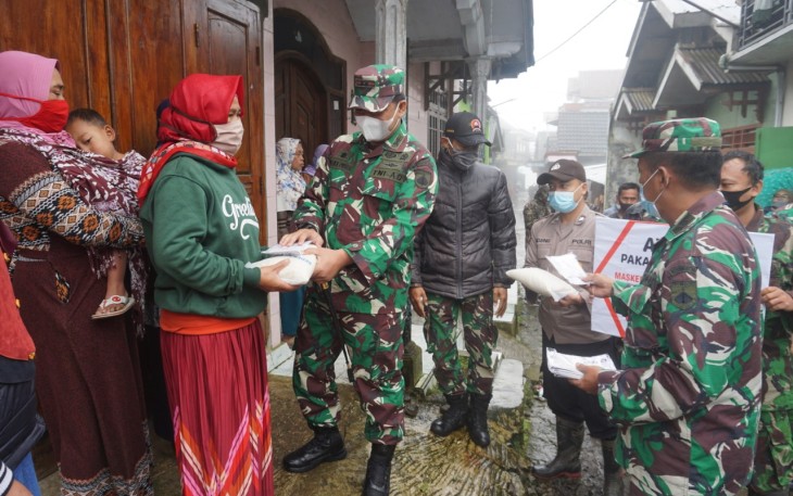Dandim Batang Letkol Arh Yan Eka Putra didampingi Kepala Staf Kodim Mayor Kav Haryono menyambangi warga masyarakat untuk memberikan sembako dan masker di Dukuh Wonoprio dan Dukuh Gunung Alang, Desa Gerlang, Kecamatan Blado, Kabupaten Batang, Selasa (2/02/21)