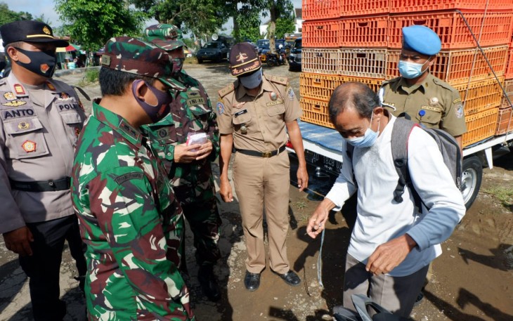 Dandim 0727/Karanganyar Letko Inf Ikhsan Agung Widyo Wibowo SIP Terjun langsung memimpin operasi masker dan protokol kesehatan agar masyarakat terhindar dari Covid 19