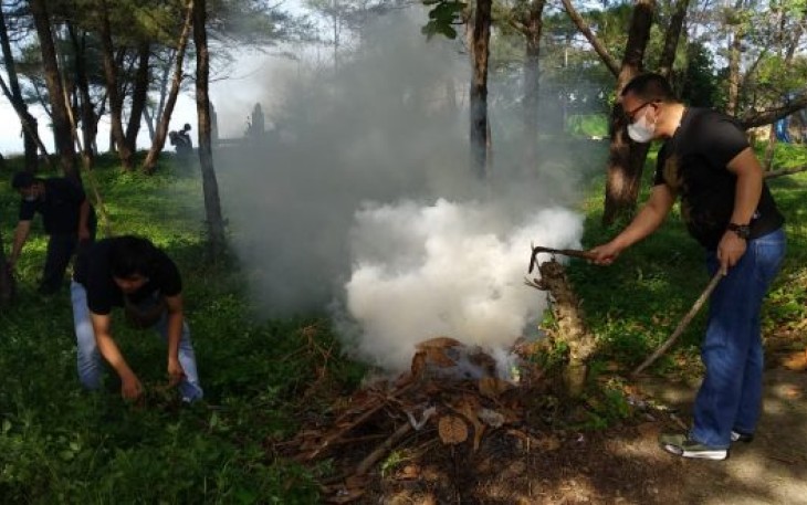 Kadis Kominfosan Eko Agusrianto Saat Melakukan Kerja Bakti di Kawasan Pantai Panjang Kota Bengkulu