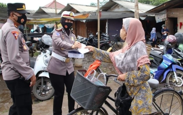 Satuan Lalu Lintas (Satlantas) Polres Pekalongan  membagikan masker bagi warga dan pengguna jalan yang melintas di sejumlah ruas jalan diwilayah Kabupaten Pekalongan, Jum’at (5/2/2021) pagi tadi.