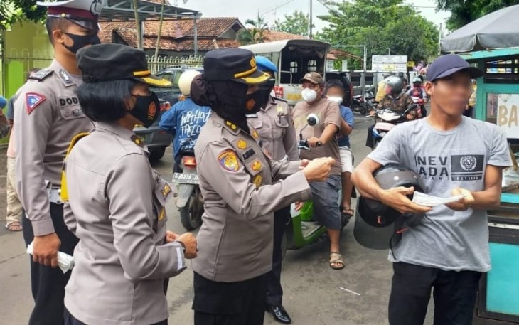 Polres Pekalongan menerjunkan belasan Polwan turun kejalan dalam rangka melaksanakan sosialisasi protokol kesehatan kepada masyarakat serta sosialisasi pelaksanaan program Jateng Dirumah Saja yang dilaksanakan pada hari Sabtu-Minggu 6-7 Februari 2021.