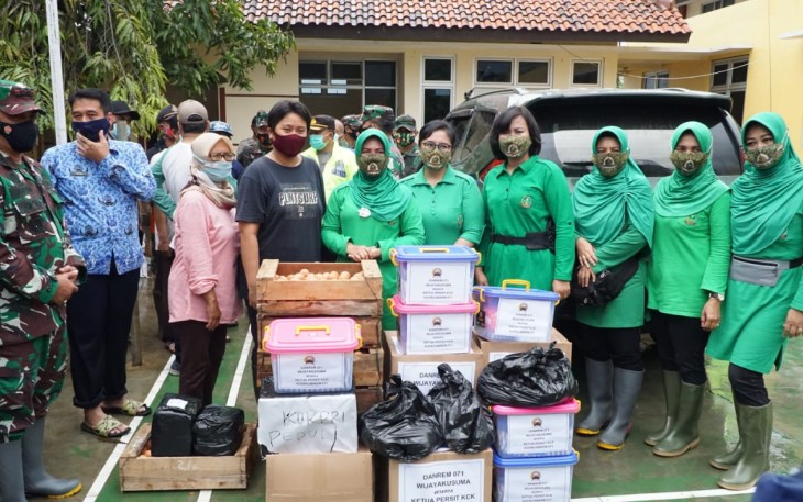 Persit Kartika Chandra Kirana Koorcab Rem 071 PD IV/Diponegoro, dengan terjadinya musibah banjir di Kota Pekalongan, berempati dan peduli dengan berbagi kasih sesama membantu memberikan paket sembako kepada warga masyarakat terdampak banjir, Minggu (7/2/2021)