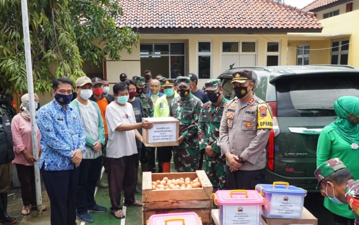 Komandan Korem 071/Wijayakusuma Kolonel Inf Dwi Lagan Safrudin, S.I.P., mengambil langkah cepat dalam penanganan dampak banjir di Kota Pekalongan dengan meninjau secara langsung banjir yang terjadi di 4 wilayah Kecamatan di Kota Pekalongan, Minggu (7/2/2021).
