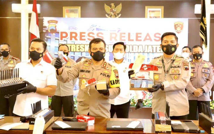 Direktorat Kriminal Khusus (Ditreskrimsus) Polda Jateng tangani kasus dugaan pencurian pulsa dan voucher game dari PT. Telkomsel oleh oknum tak bertanggung jawab, ditaksir kerugian mencapai Rp. 1.578.811.200,-. Senin (8/2/2021).