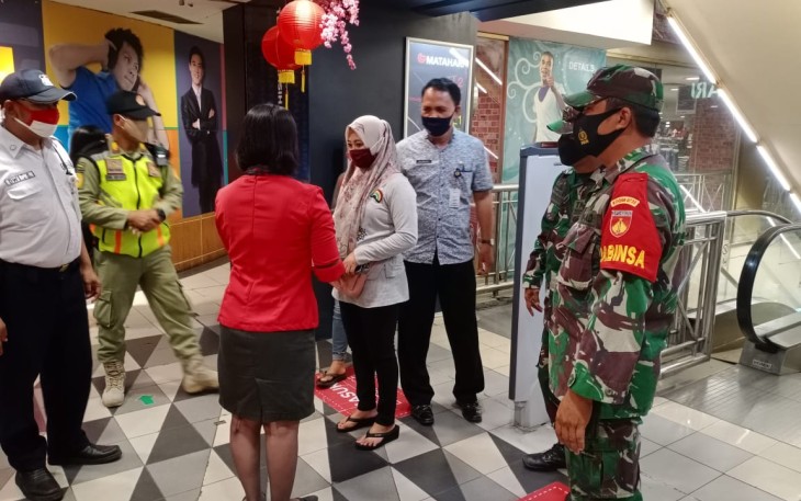 Babinsa Kelurahan Tipes  Koramil 03 Serengan Kodim 0735 Surakarta Sertu Sarmin bersama AKP Winarsih Panit Bintibmas Polresta adakan edukasi penerapan pemberlakuan pembatasan Kegiatan masyarakat (PPKM)  yang bertempat di Grosir Lotte Mart Jl. Bhayangkara Kelurahan Tipes Kec. Serengan Kota Surakarta. 