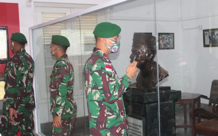 Sleman (Yonif 403/WP) - Guna menunjang Penugasan, anggota Satgas Pamtas RI-PNG Yonif 403/Wirasada Pratista mengunjungi Museum TNI AD Dharma Wiratama.