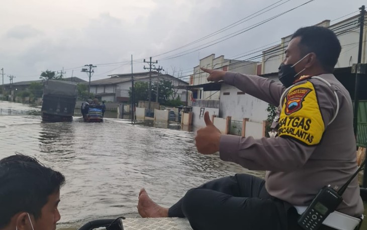 Kasatlantas Polrestabes Semarang AKBP Sigit SIK MH Laporkan Situasi Terkini Banjir yang Terlihat Masih Menggenangi Beberapa Tempat