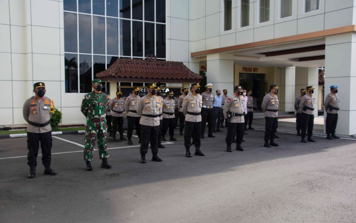 Danrem 072 Pamungkas Brigjen TNI Ibnu Bintang Setiawan S.I.P. M.M menghadiri  undangan Apel Kesiapan Bhabinkamtibmas dan Tenaga Kesehatan sebagai Tracer dan Vaksinator Covid-19 secara serentak bertempat di Mapolda D.I Yogyakarta. Kamis (11/2/2021).