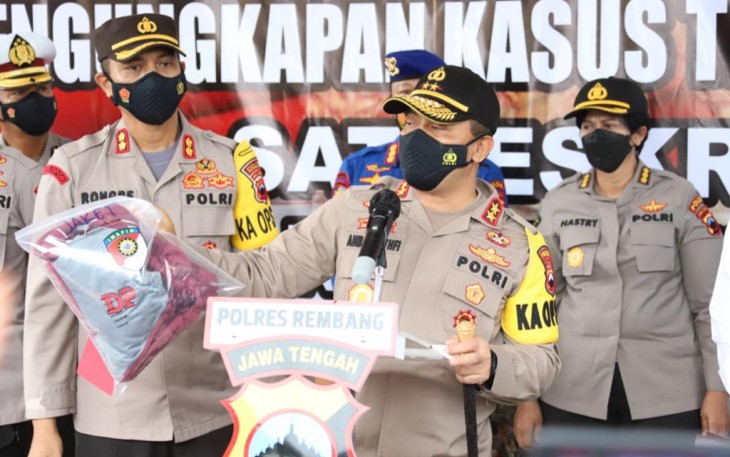 Polres Rembang gelar pers rilis ungkap kasus pembunuhan satu keluarga yang terjadi di Desa Turus Gede RT 04 RW 01 Kecamatan Rembang Kabupaten Rembang, Kamis (11/2/2021).