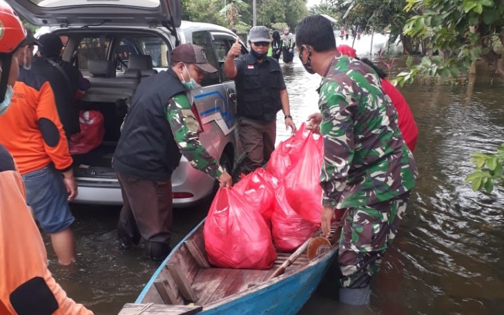 Relawan KRI dalam aksinya