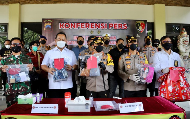 Kapolda Jateng beserta jajarannya saat konferensi pers