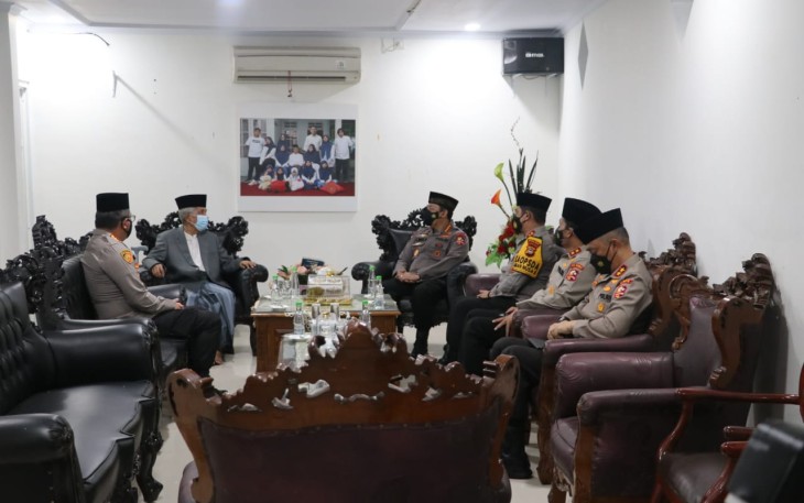 Kapolri Jenderal Polisi Listyo Sigit Prabowo  silaturrahmi dengan ketua Majelis Ulama Indonesia (MUI) Sulsel  Anre Gurutta (AGH) KH Sanusi Baco di kediamannya Jalan Kelapa Tiga, Makassar, Jumat (12/2/2021) malam.