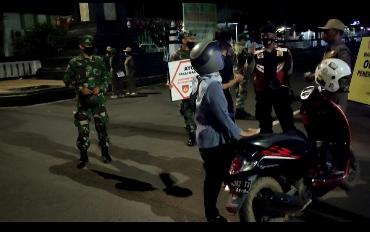 TNI - Polri dan Satpol - PP menyisir tempat - tempat anak muda nongkrong. Adapun tempat - tempat para pedagang kuliner yang kerap disambangi oleh para pengunjung, berada di pinggiran Alun - alun Kota Batang, di Jalan Diponegoro Batang, Sabtu (13/2/21) malam.