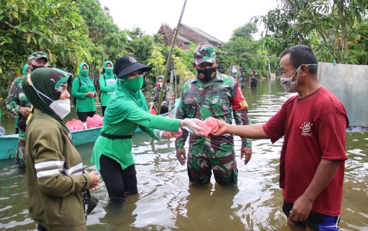 Persit Cabang XXXIX dan Hipakad Salurkan Bantuan Korban Banjir