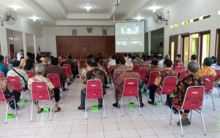 Babinsa Kelurahan Serengan Koramil 03 Serengan Kodim 0735 Surakarta Serka Aris Setyo Utomo ikuti dah hadiri pelaksanaan Pelantikan Ketua RT/RW yang bertempat di Aula Panti Sarojo kelurahan Serengan