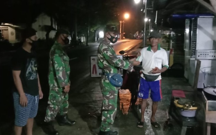 Serda Ali Buton Babinsa Desa Kacangan melaksanakan komsos dengan warga Dk Karangtengah Desa Kacangan  Kecamatan Sumberlawang