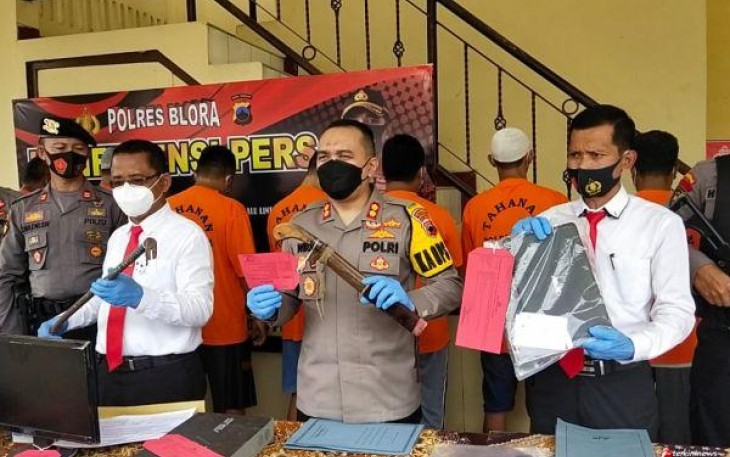 Satuan Reserse Kriminal (Satreskrim) Polres Blora Polda Jawa Tengah dibantu oleh unit reskrim Polsek Blora Japah dan Banjarejo berhasil mengamankan 3 orang pria yang di duga melakukan tindak pidana pencurian dengan kekerasan pada 5 Tempat Kejadian Pekara (TKP) yang berbeda