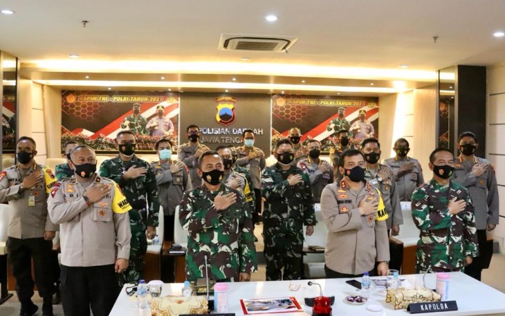 Pangdam IV/Diponegoro Mayjen TNI Bakti Agus Fadjari, S.I.P., M.Si. bersama Kapolda Irjen. Pol. Drs. Ahmad Luthfi, S.H., S.S.T. M.K. mengikuti kegiatan Rapat Pimpinan (Rapim) TNI-Polri secara virtual bertempat di Polda Jawa Tengah, Jl. Pahlawan, Semarang. Senin (15/2/2021).