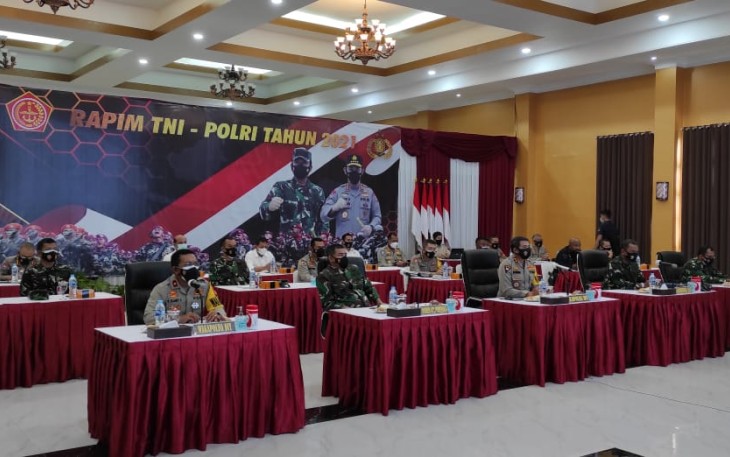 Komandan Korem 072/Pamungkas "Brigjen TNI Ibnu Bintang Setiawan. S.I.P., M. M. mengikuti Rapat Pimpinan (Rapim) TNI-Polri Tahun 2021 secara virtual (Vicon), bertempat di Aula Gd. Anton Sujarwo Polda DIY, Senin, (15/2/2021). 