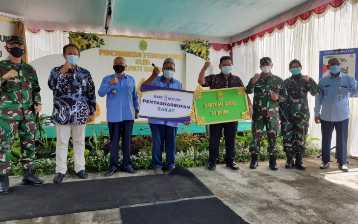 Forkompimda laksanakan pencanangan pembangunan Aula Kodim Bantul dengan luas bangunan 37.00 m x 22.60 m. Aula ini direncanakan akan difungsikan sebagai lapangan tenis indoor, kamar mandi dan ruang ganti.