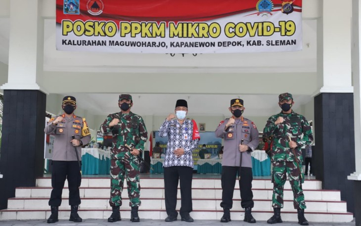 Panglima TNI Marsekal TNI Hadi Tjahjanto bersama Kapolri Jenderal Pol Listyo Sigit Prabowo mengunjungi Posko Pemberlakuan Pembatasan Kegiatan Masyarakat (PPKM) Mikro Covid-19 di Kalurahan Maguwoharjo, Kapanewon Depok, Kabupaten Sleman, Jumat (19/2/2021). 
