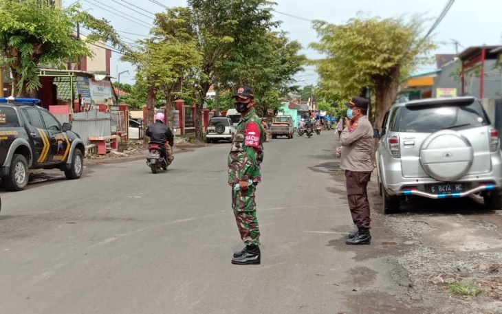 Danramil Kapten Inf Bardi bersama Polsek Batang terus melakukan operasi penegakan protokol kesehatan secara rutin baik pagi, siang atau malam hari, demi suksesnya mendukung program PPKM Skala Mikro, kali ini petugas TNI - Polri melakukan operasi di Jalan Perintis Kemerdekaan, Kelurahan Watesalit, Kecamatan Batang, Senin (22/2/21) pagi. 