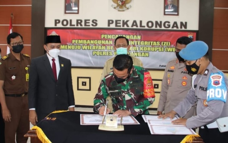 Polres Pekalongan menyelenggarakan penandatanganan Pakta Integritas pada pencanangan Zona Integritas (ZI) menuju Wilayah Bebas Korupsi (WBK) di seluruh jajaran Polres Pekalongan yang bertempat di Aula Mapolres Pekalongan, Senin (22/02/2020).