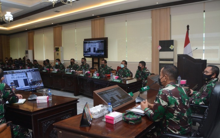Pangdam IV/Diponegoro Mayjen TNI Bakti Agus Fadjari, S.I.P., M.Si. memimpin acara taklimat akhir pengawasan post audit Itjenad 2021 Kodam IV/Diponegoro di ruang Bina Yudha Makodam IV/Diponegoro, Jl. Perintis Kemerdekaan, Watugong, Semarang. Senin (22/02/2021).
