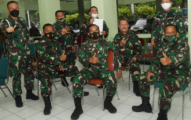 39 Pejabat teras  Kodam IV/Diponegoro penerima Vaksin tahap ke - 2  menerima suntikan vaksin Covid-19 yang pertama kalinya bertempat di Rumah Sakit Bhakti Wira Tamtama Jl. DR. Sutomo No.17, Barusari, Kota Semarang. Senin (22/2/2021)