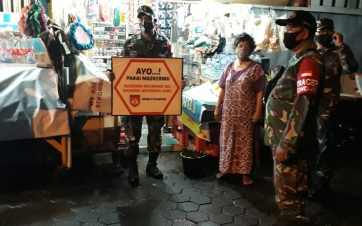Koramil 10/Batang Kota terus melaksanakan kegiatan operasi massa PPKM, kali ini menggelar operasi di Jalan Dr. Sutomo, Kecamatan Batang, Kabupaten Batang, Selasa (23/2/21) malam. 