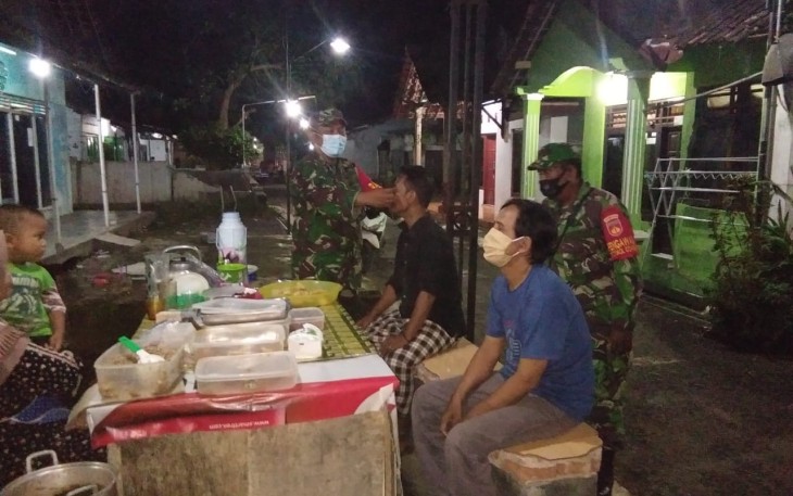 Koramil 11/Warungasem melaksanakan patroli penegakan protokol kesehatan masyarakat Desa Banjiran, Kecamatan Warungasem, Kabupaten Batang, pada Kamis (25/2/21) malam