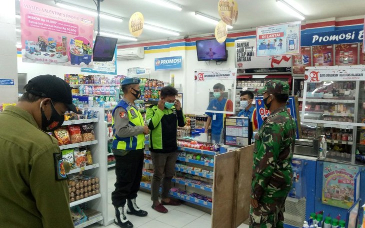 Dua orang anggota Koramil 07/Ngrampal bersama Tiga orang anggota Polsek Ngrampal dan Satpol PP Kecamatan Ngrampal melaksanakan kegiatan Patroli Penegakan serta Penerapan Disiplin Protokol Kesehatan Covid-19 serta membagikan masker kepada warga di pertokoan dan warung makan sepanjang Jalan raya Pilangsari-Bener dan Kebonromo Kecamatan Ngrampal Kabupaten Sragen, Sabtu (27/02).