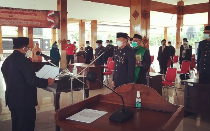 Mujianto Dilantik Jadi Sekda Kabupaten Blitar oleh Bupati Blitar Rijanto (foto : Faisal NR / Klikwarta.com Blitar) 