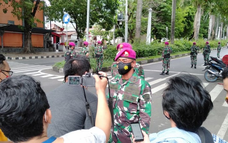 Yonmarhanlan VIII Bitung Laksanakan Razia Masker