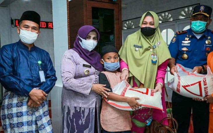 Walikota Rahma Salurkan Bantuan Sembako di Masjid 