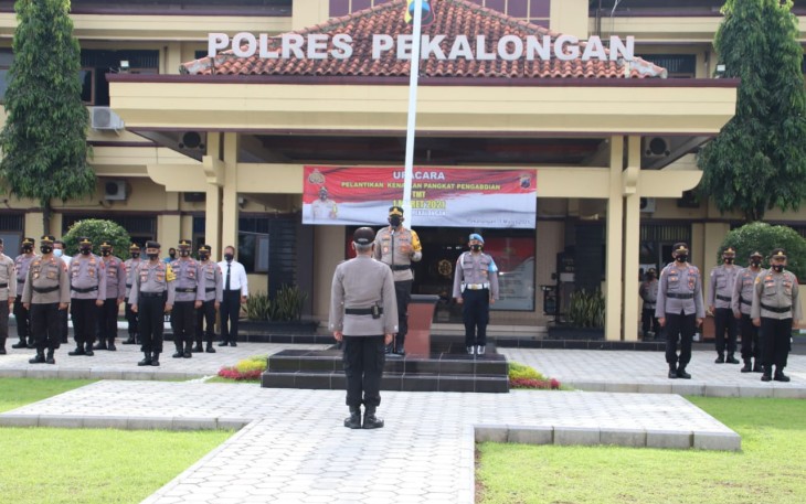 Kepala Kepolisian Resor (Polres) Pekalongan AKBP Darno, S.H., S.I.K pagi tadi memimpin langsung upacara Korps Raport kenaikan pangkat pengabdian setingkat lebih tinggi dari Ajun Inspektur Polisi Satu (Aiptu) menjadi Inspektur Polisi Dua (Ipda) kepada anggota Polsek Sragi Ipda Ngatijo, Senin (01/3/2021).