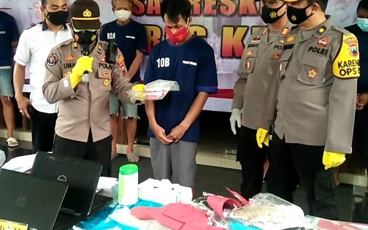 Kapolres Kendal AKBP RAPHAEL SANDY CAHYA PRIAMBODO ,S.I.K didampingi Kapolsek Boja AKP IRSANTO,S.H. dan Kanit Reskrim  AIPTU MAHZUM SYAFI'I,S.H saat konferensi Pers di Mapolres Kendal