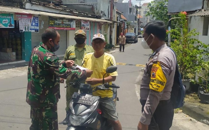 Babinsa Kelurahan Kemlayan Koramil 03 Serengan Kodim 0735 Surakarta Serka A. Rumbawa bersama Bhabinkamtibmas Aiptu Sarjono dan Linmas membagikan masker kepada warga yang melintas di  kampung Darpoyudan RT 02 RW 03 Kelurahan Kemlayan Kec. Serengan Kota Surakarta.