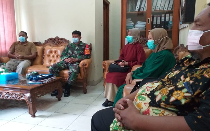 Babinsa Kelurahan Tipes Koramil 03 Serengan Kodim 0735 Surakarta Sertu Sarmin beserta Dinas Kesehatan, Lurah, Satgas Jogo Tonggo mengadakan Rapat Koordinasi tentang Sosialisasi penerapan Edukasi PPKM Mikro sampai dengan tingkat RT dan RW.