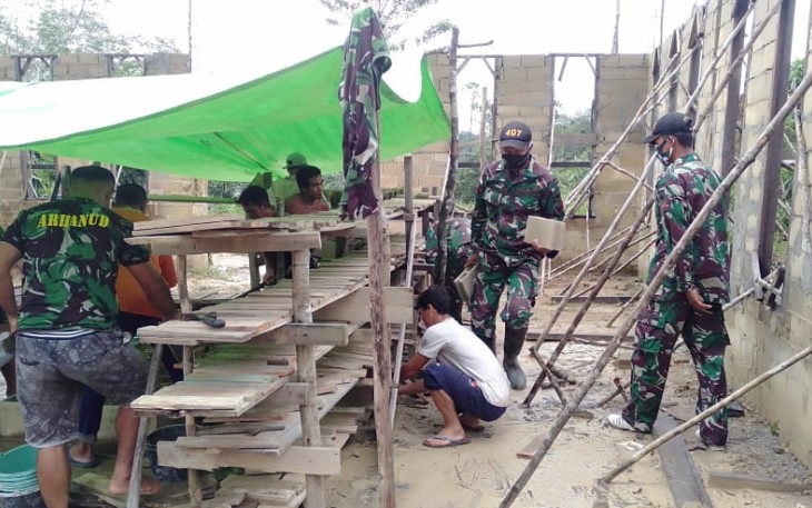 Personel Pos Tanjung Lesung Satgas Pamtas RI-MLY Yonif 407/PK bersama dengan masyarakat bergotong royong membangun Gereja GEREA Lubuk Kadang yang berada di Dusun Lubuk Kadang, Desa Nanga Kelapan, Kecamatan Ketungau Tengah, Kabupaten Sintang, Kalbar. Selasa (02/03/2021)