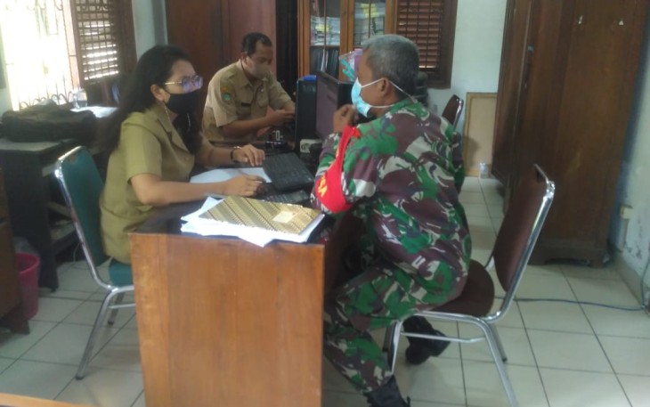 Babinsa Kelurahan Serengan Koramil 03 Serengan Kodim 0735 Surakarta Serka Aris Setyo utomo melaksanakan Komunikasi Sosial (Komsos) dengan perangkat kelurahan yang bertempat di Jl. Yudistira Serengan Kota Surakarta, (03/03) 