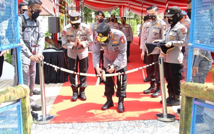 Kapolri Jenderal Polisi Listyo Sigit Prabowo meresmikan Kampung Tangguh Mang Pedeka di Komplek Pakri Palembang,
