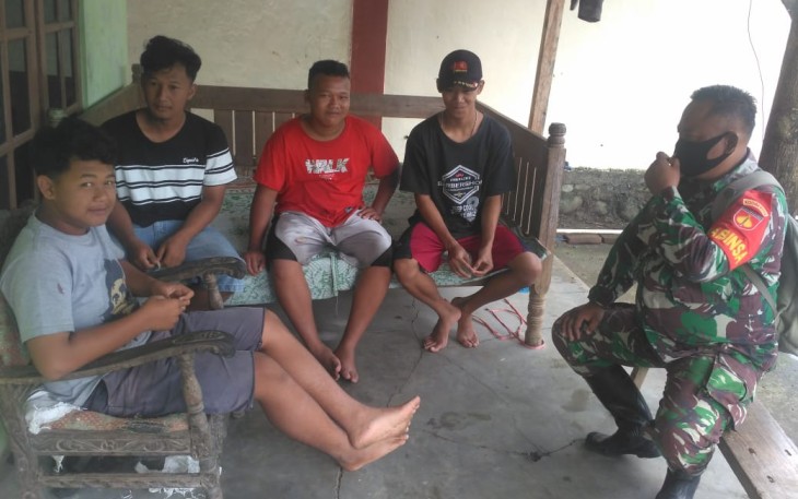Babinsa Bendungan Koramil 12/Simo Kodim 0724/Boyolali Serda Widodo K melaksanakan kegiatan himbauan kepada warga binaannya di Desa Bendungan, Kecamatan Simo, Kabupaten Boyolali.  Sabtu (06/03).
