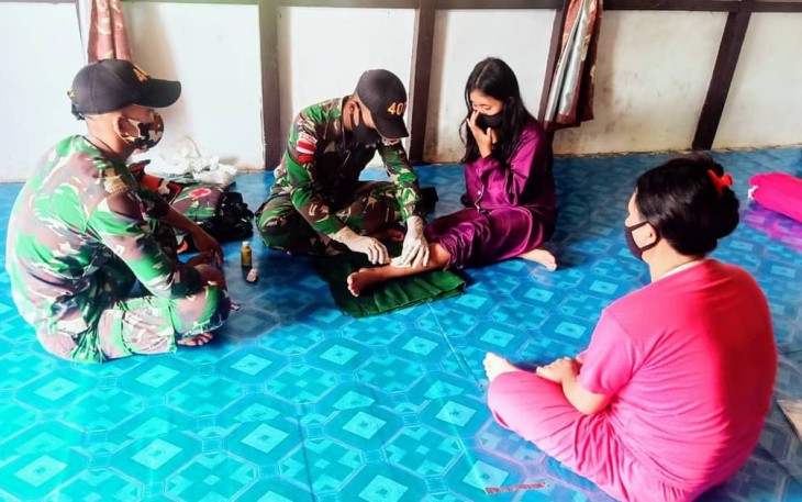 Tim Kesehatan Pos Sei Kelik Satgas Yonif 407/PK memberikan pertolongan pertama kepada Jelli Ridwan (16) warga Ds. Sungai Kelik, Kec. Ketungau Hulu, Kab. Sintang, yang mengalami luka terkena pecahan kaca Lemari saat membersihkan rumah. Senin (08/03/2021).